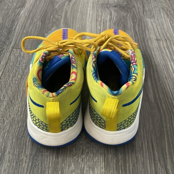Nike Kyrie Flytrap Sneakers Size 6Y - Picture 4 of 9